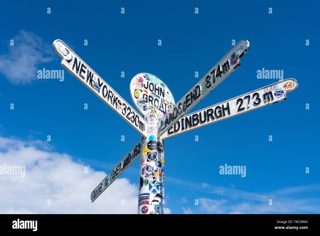 Wegweiser mit Entfernungsangaben in John O' Groats an der Nordküste 500 Autowanderstraße im Norden von Schottland, Großbritannien Stockfoto