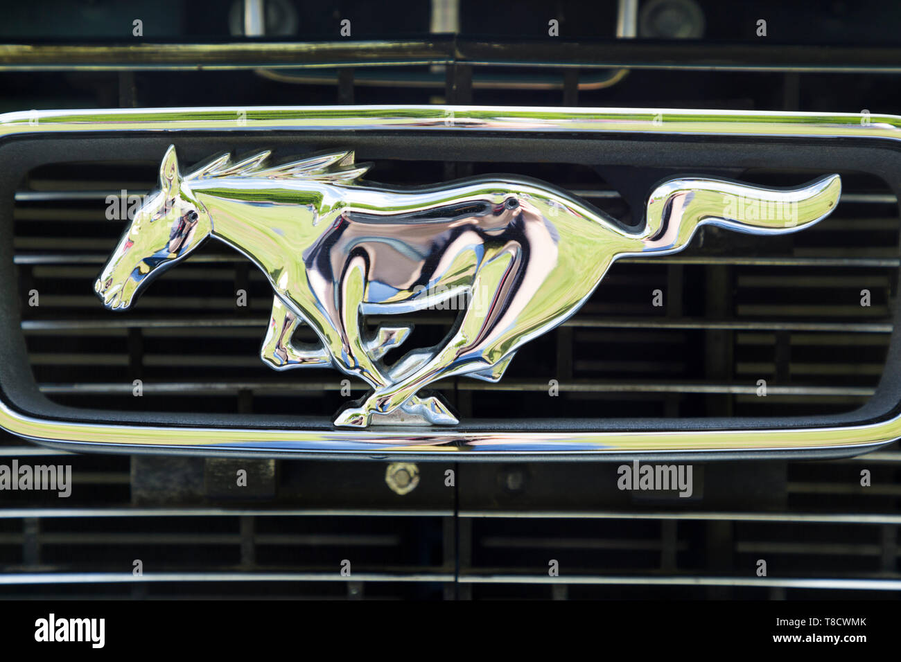 Auto Abzeichen Logo Wappen Auf Dem Kuhlergrill Eines Vintage 1966 Amerikanische Usa Usa Classic Ford Mustang Cabrio Auto Auto 108 Stockfotografie Alamy