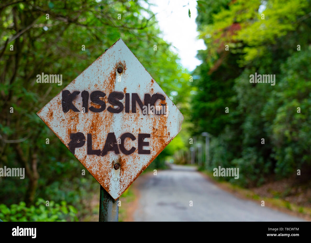 Unterschreiben Sie bei Übergabe Ort zum Küssen in Glen Coe, Schottland geändert Stockfoto