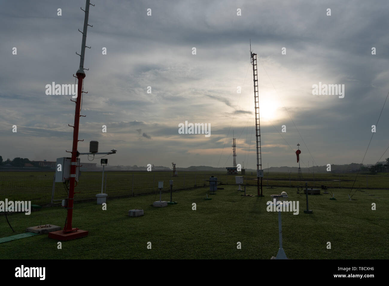 BADUNG BALI - 07 Dezember 2017: eine Landschaft von meteorologischen Garten am Flughafen Ngurah Rai Bali am Morgen, wenn der Himmel voller Grauen Zirruswolken Stockfoto