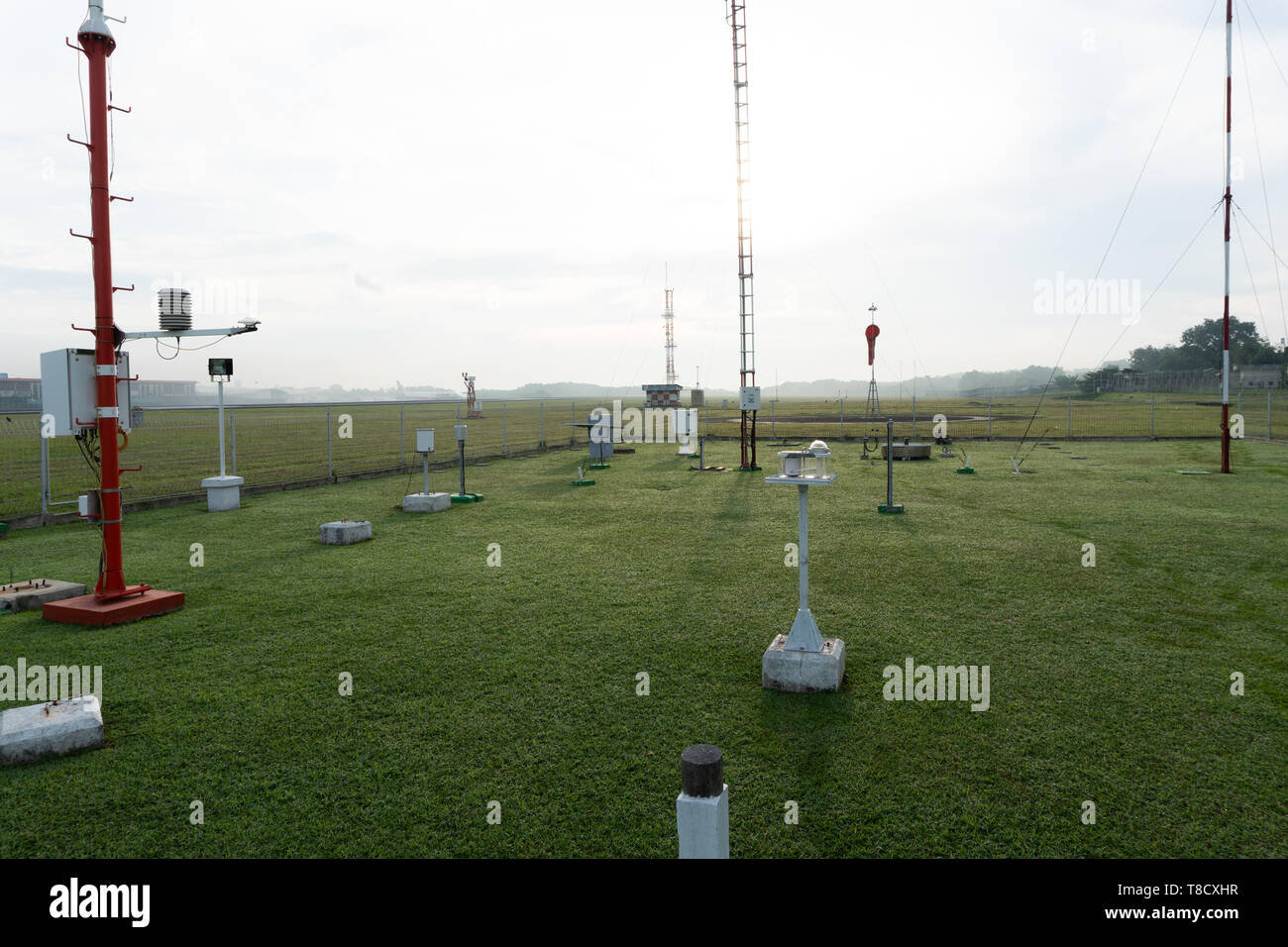 BADUNG BALI - 07 Dezember 2017: eine Landschaft von meteorologischen Garten am Flughafen Ngurah Rai Bali am Morgen, wenn der Himmel voller Grauen Zirruswolken Stockfoto