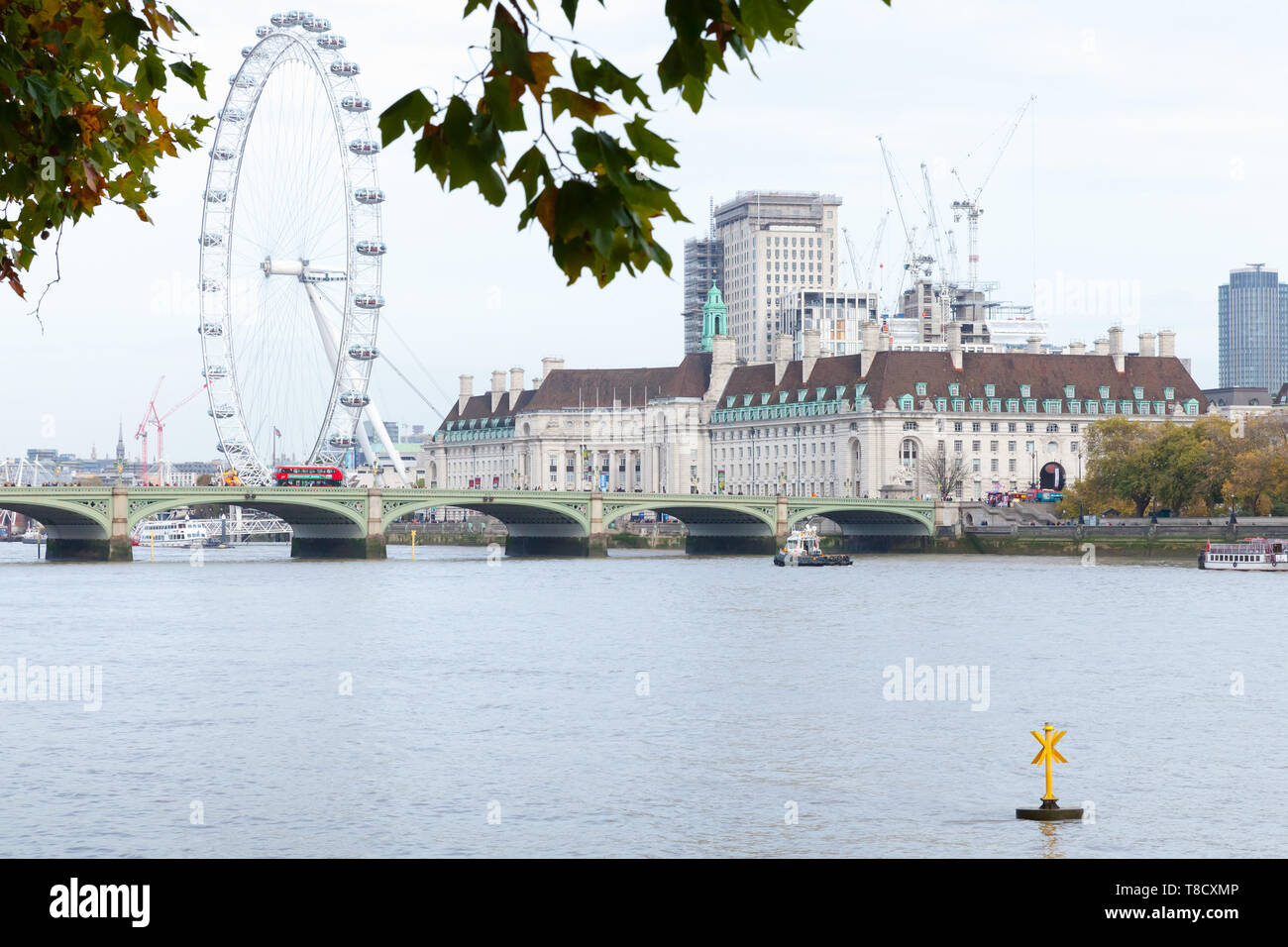 London, Großbritannien, 31. Oktober 2017: Stadtbild mit Westminster Bridge und London Eye Riesenrad am Südufer der Themse in montiert Stockfoto