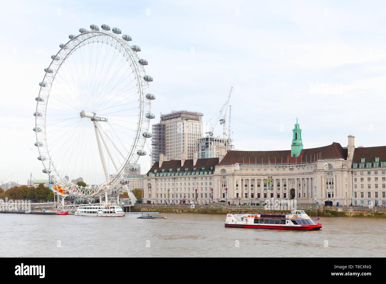 London, Großbritannien, 31. Oktober 2017: Stadtbild mit Schiffen und dem London Eye Riesenrad am Südufer der Themse in London montiert Stockfoto
