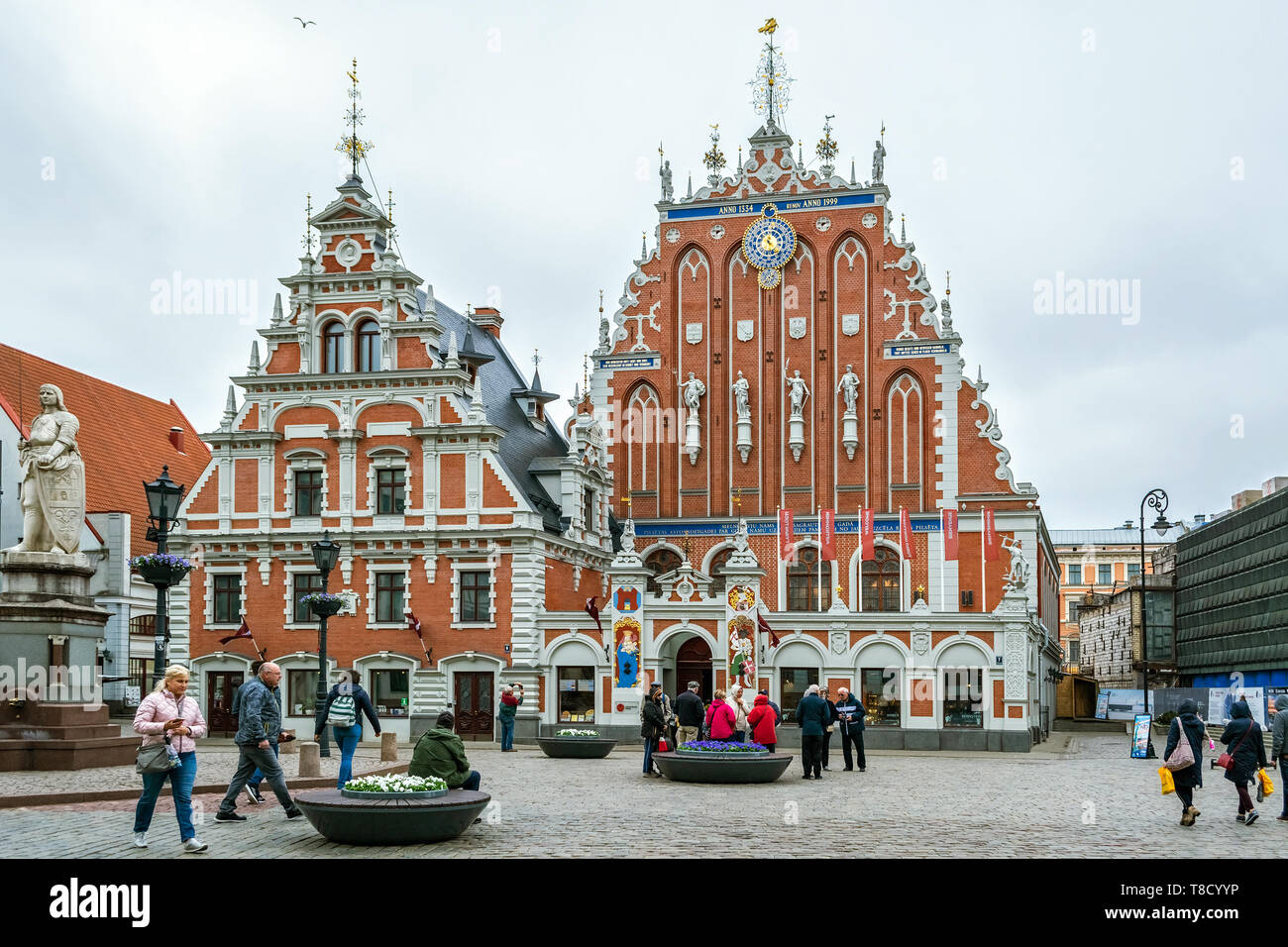 Riga, Lettland, 02.Mai: Touristen zu Fuß über den Platz vor dem Gebäude der Schwarzhäupterhaus in der Altstadt von Riga, 02.Mai 2019. Stockfoto