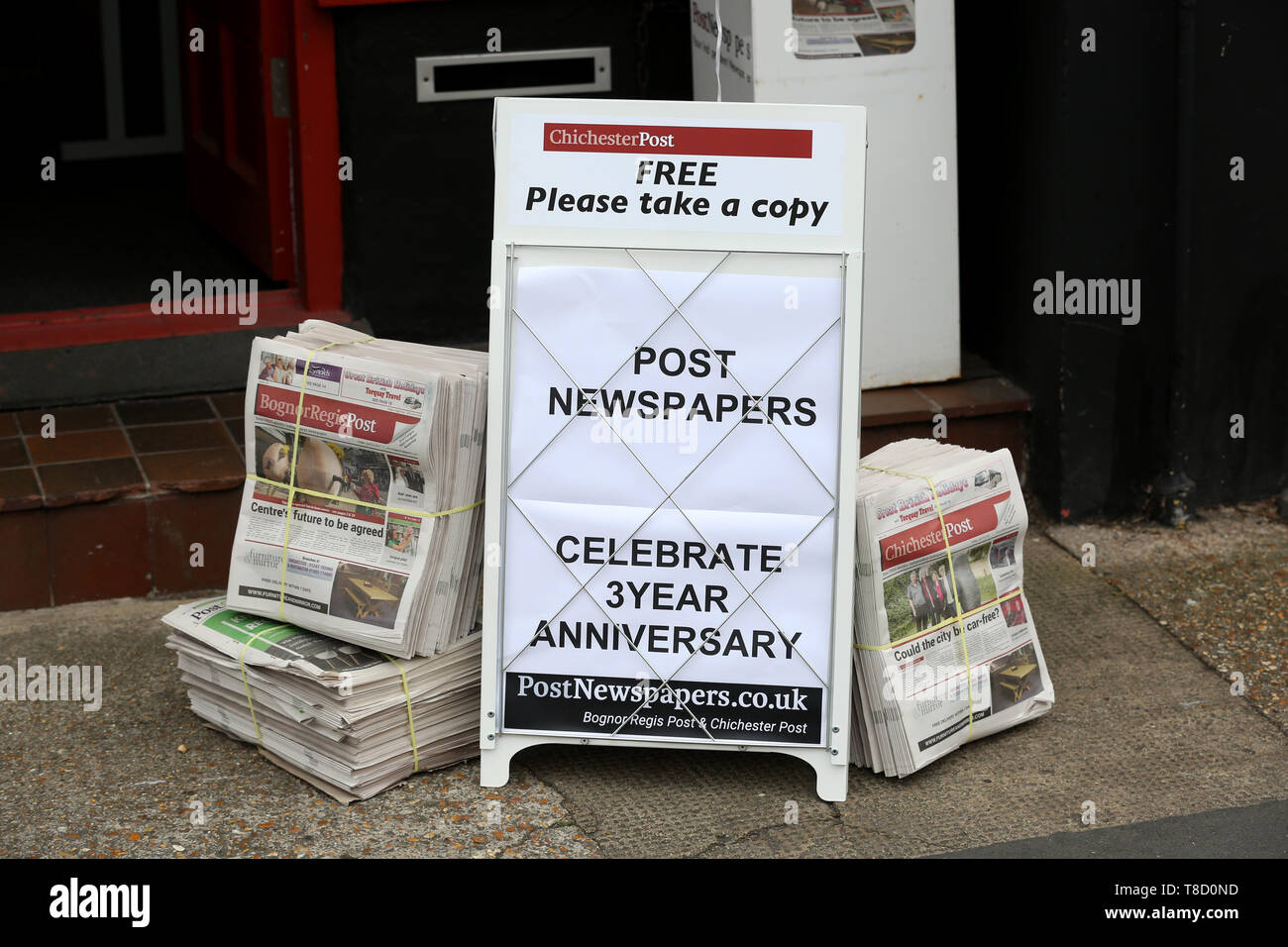 Neue, Lokal, micro Papiere zu verkaufen. Die Chichester Post und Bognor Post sind neue Zeitungen vor Ort im Besitz und die Gemeinschaft gut dienen. Stockfoto