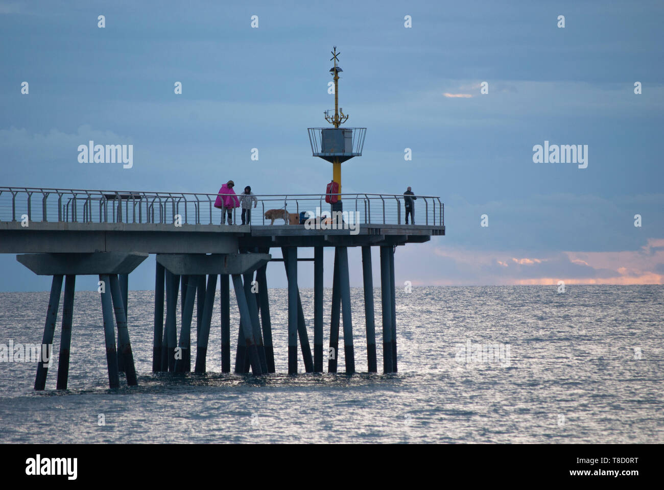 Brücke über das Meer. Öl Brücke in Badalona, Barcelona. Seide Wirkung von Wasser. Sonnenaufgang in Barcelona, Katalonien. Blick auf den Horizont und das Meer. Sommer Stockfoto