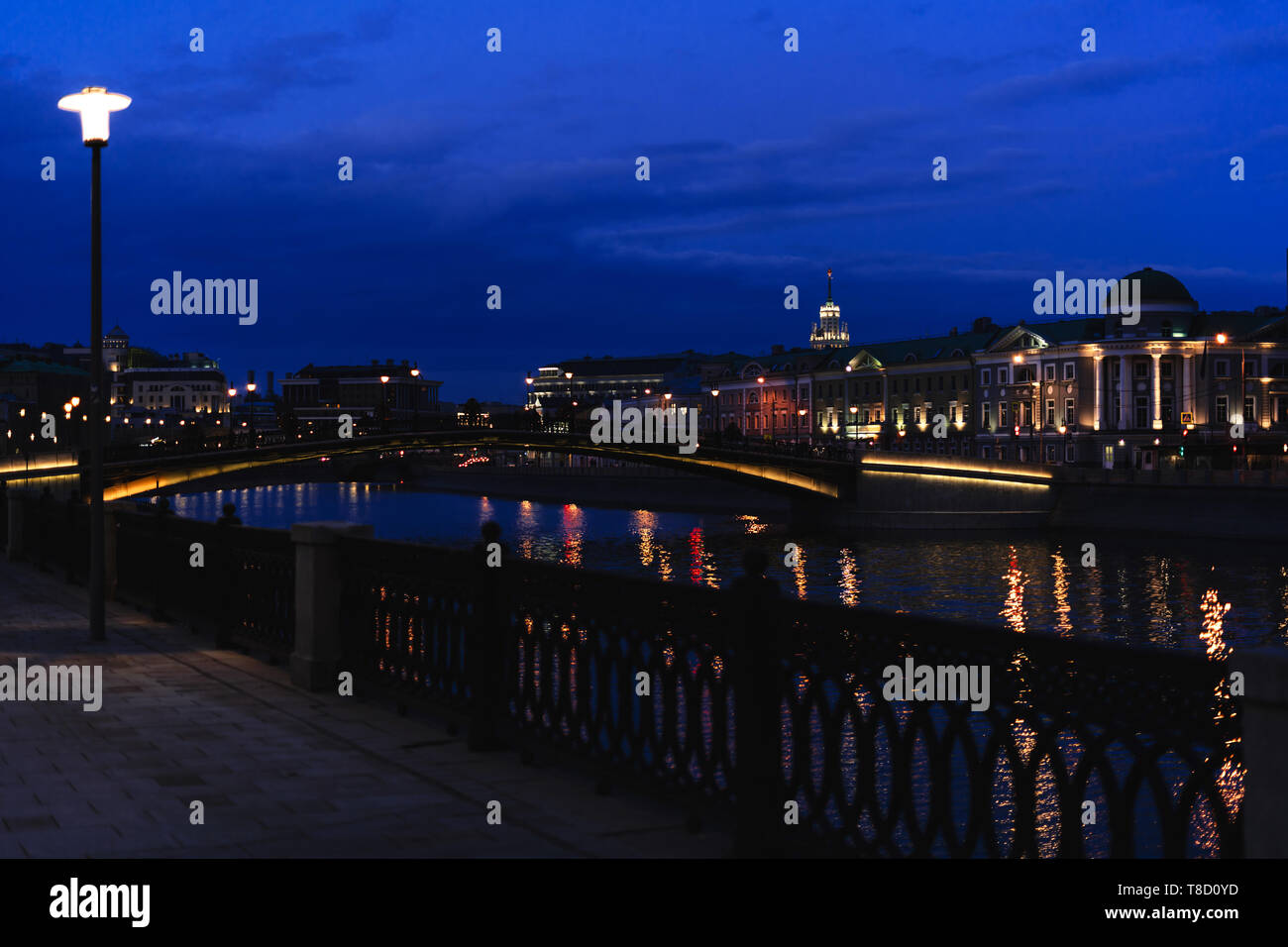 Moskau Flusses nachts Blaue Stunde mit Wasser Reflexion, Moskau, Russland. Stockfoto