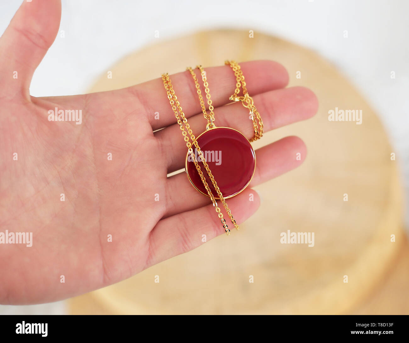 Hand eine goldene Kette rot Halskette - Luxus Schmuck Werbung Stockfoto