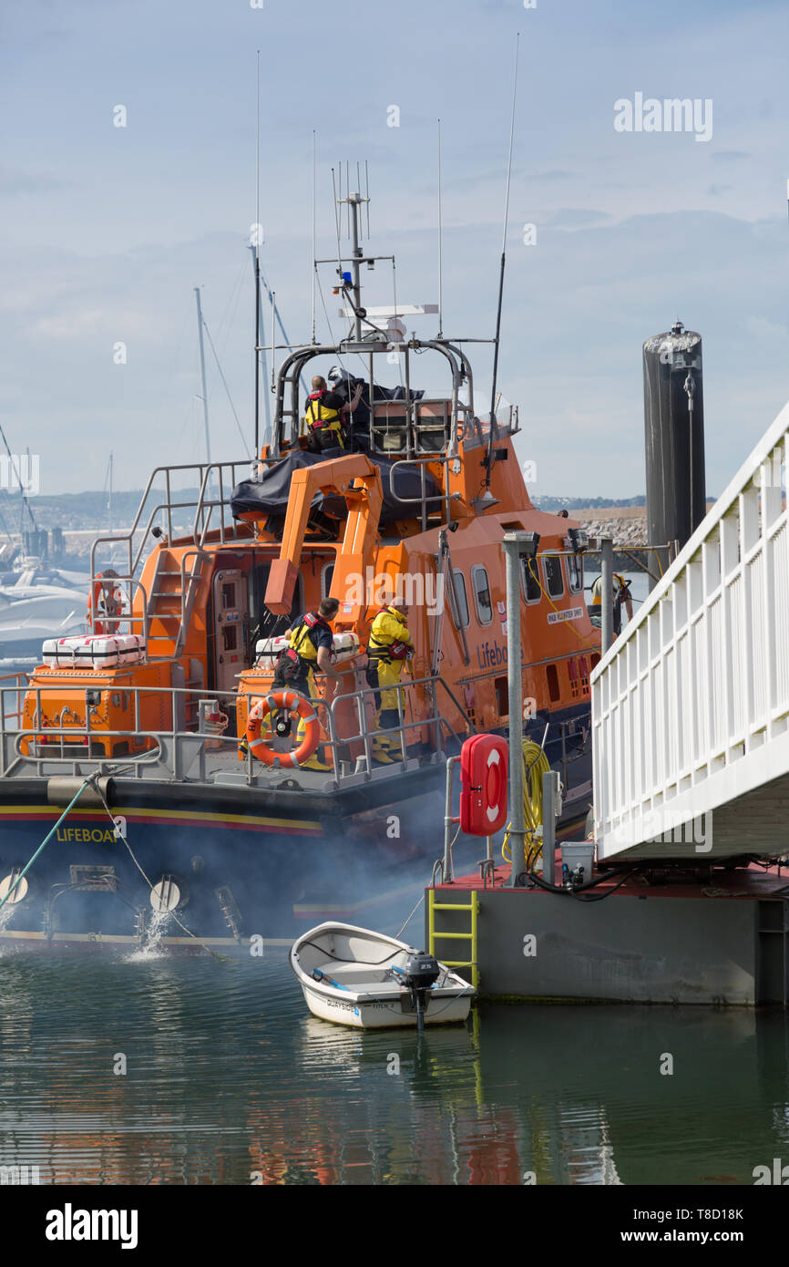 Die brixham RNLI Boot gestartet wird bei einem Notfall, Brixham, Devon, Großbritannien Stockfoto