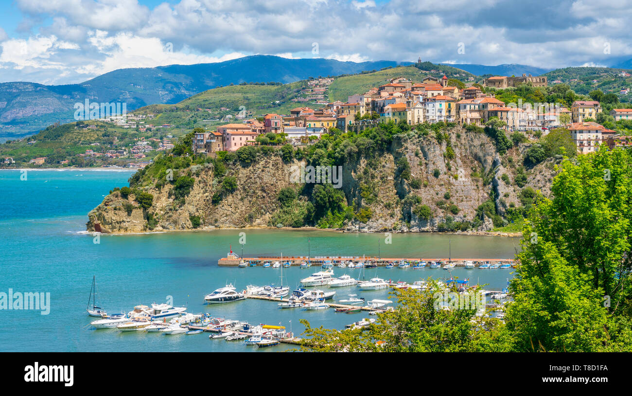 Malerische Aussicht in Agropoli mit dem Meer im Hintergrund. Cilento, Kampanien, Süditalien. Stockfoto