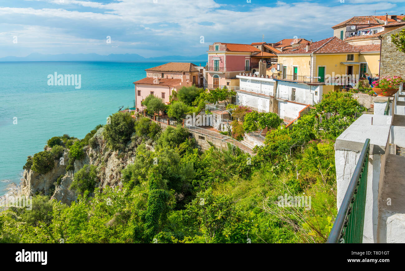 Malerische Aussicht in Agropoli mit dem Meer im Hintergrund. Cilento, Kampanien, Süditalien. Stockfoto