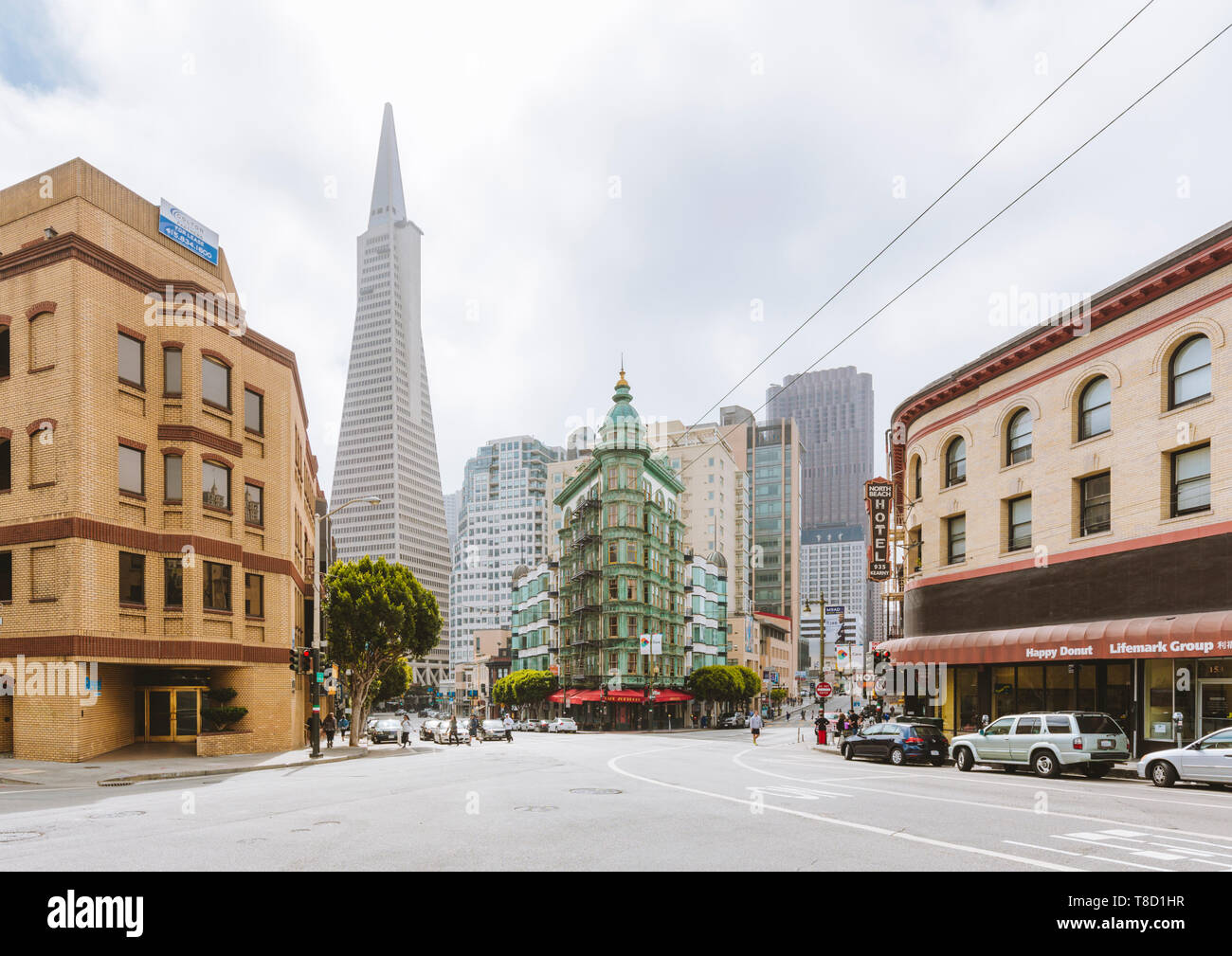 Zentrale San Francisco mit berühmten Transamerica Pyramid und historischen Sentinel Gebäude an der Columbus Avenue an einem bewölkten Tag Stockfoto
