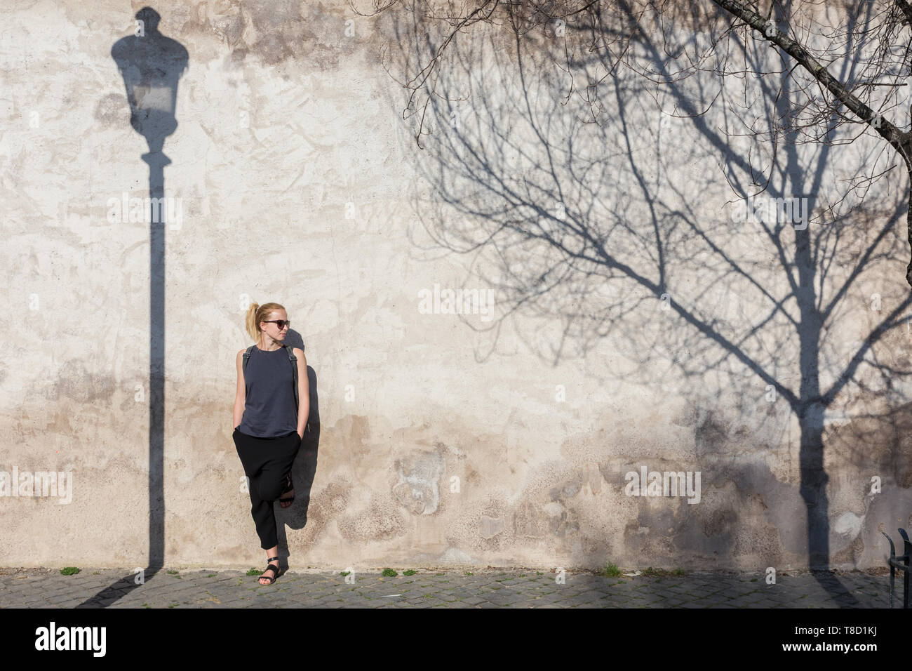 Grafische und texturierte artisic Bild der modernen Trendy modische Frau mit Sonnenbrille gegen alte Texturierte retro Wand mit Vintage street Schiefen Stockfoto