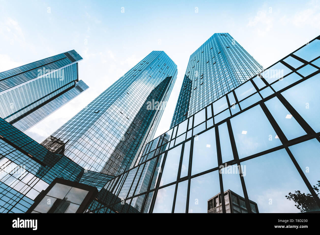 Geringe breite Betrachtungswinkel bis zu modernen Wolkenkratzer im Geschäftsviertel auf der Suche an einem schönen sonnigen Tag mit blauen Himmel und Wolken Stockfoto