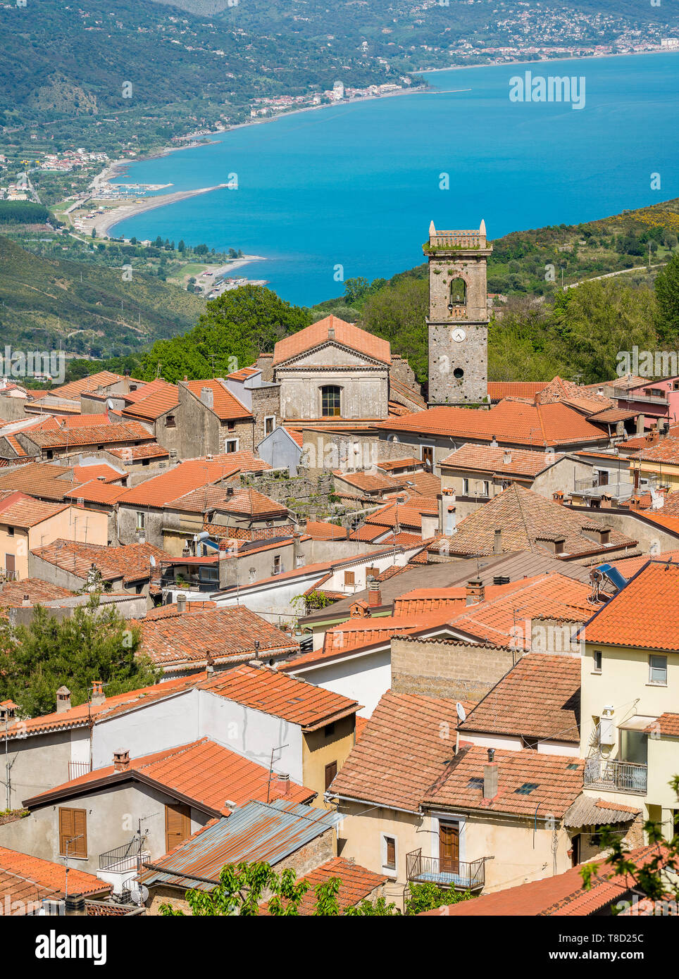 Panoramablick auf San Giovanni a Piro, Provinz Salerno, Kampanien, Süditalien. Stockfoto