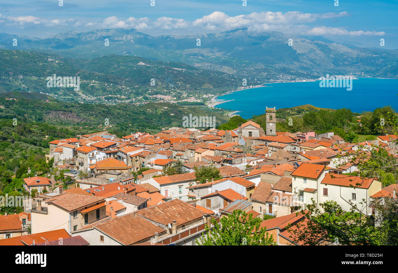 Panoramablick auf San Giovanni a Piro, Provinz Salerno, Kampanien, Süditalien. Stockfoto