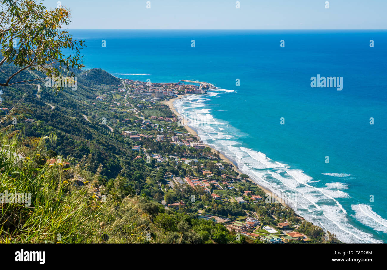 Panoramablick auf Acciaroli und der Cilento Küste. Kampanien, Süditalien. Stockfoto