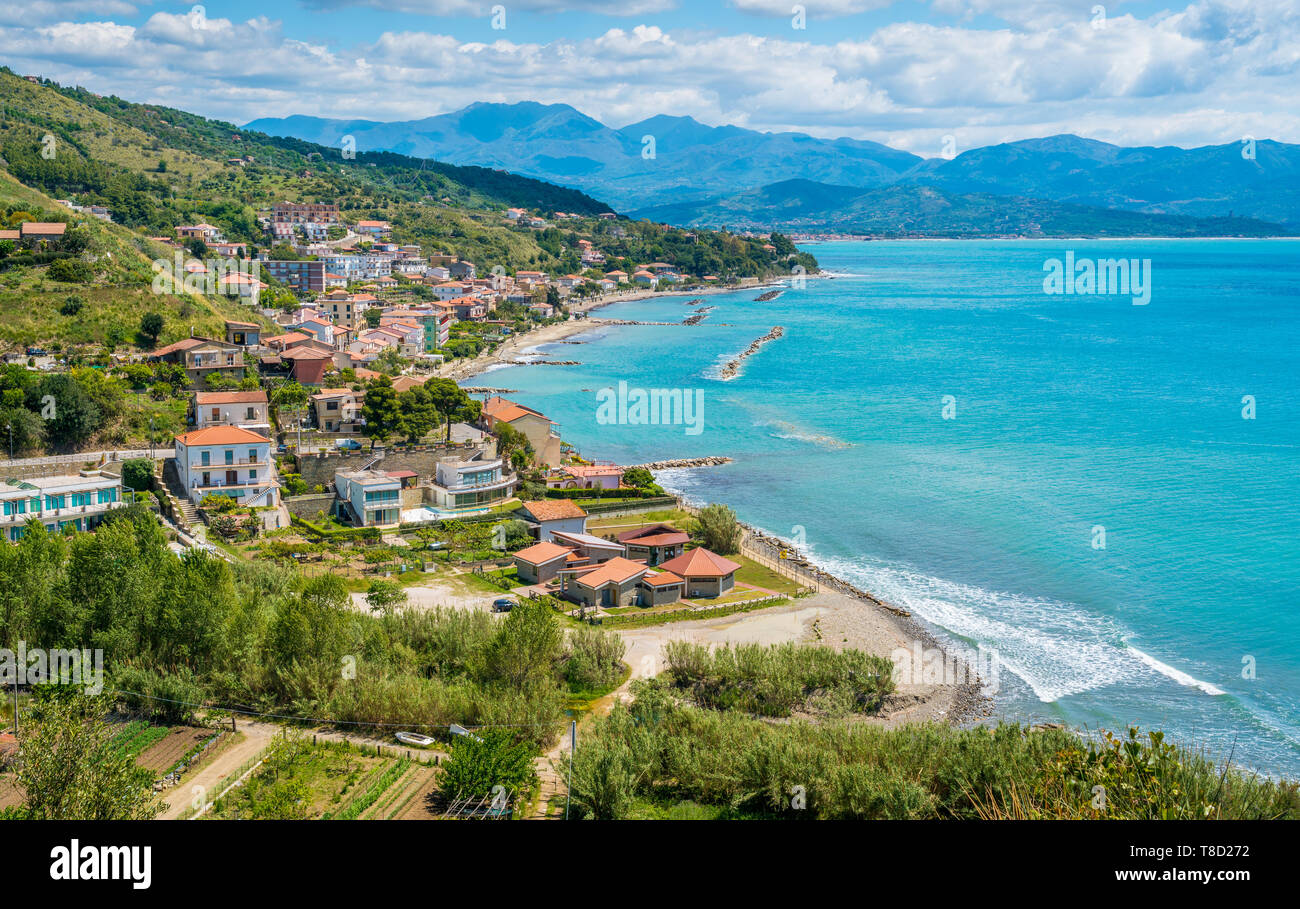 Panoramablick von Agnone Cilento und die Küste. Kampanien, Süditalien. Stockfoto