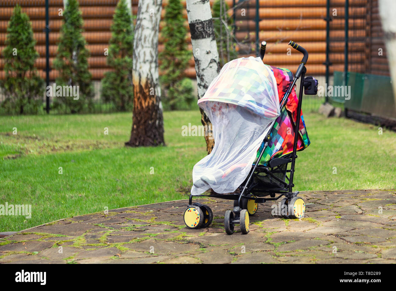 Kind im Kinderwagen mit schtzenden Netz whrend Spaziergang abgedeckt.  Kinderwagen mit Anti-mcken-Abdeckung. Midge-Schutz fr Kinder whrend  Outdoor Stockfotografie - Alamy