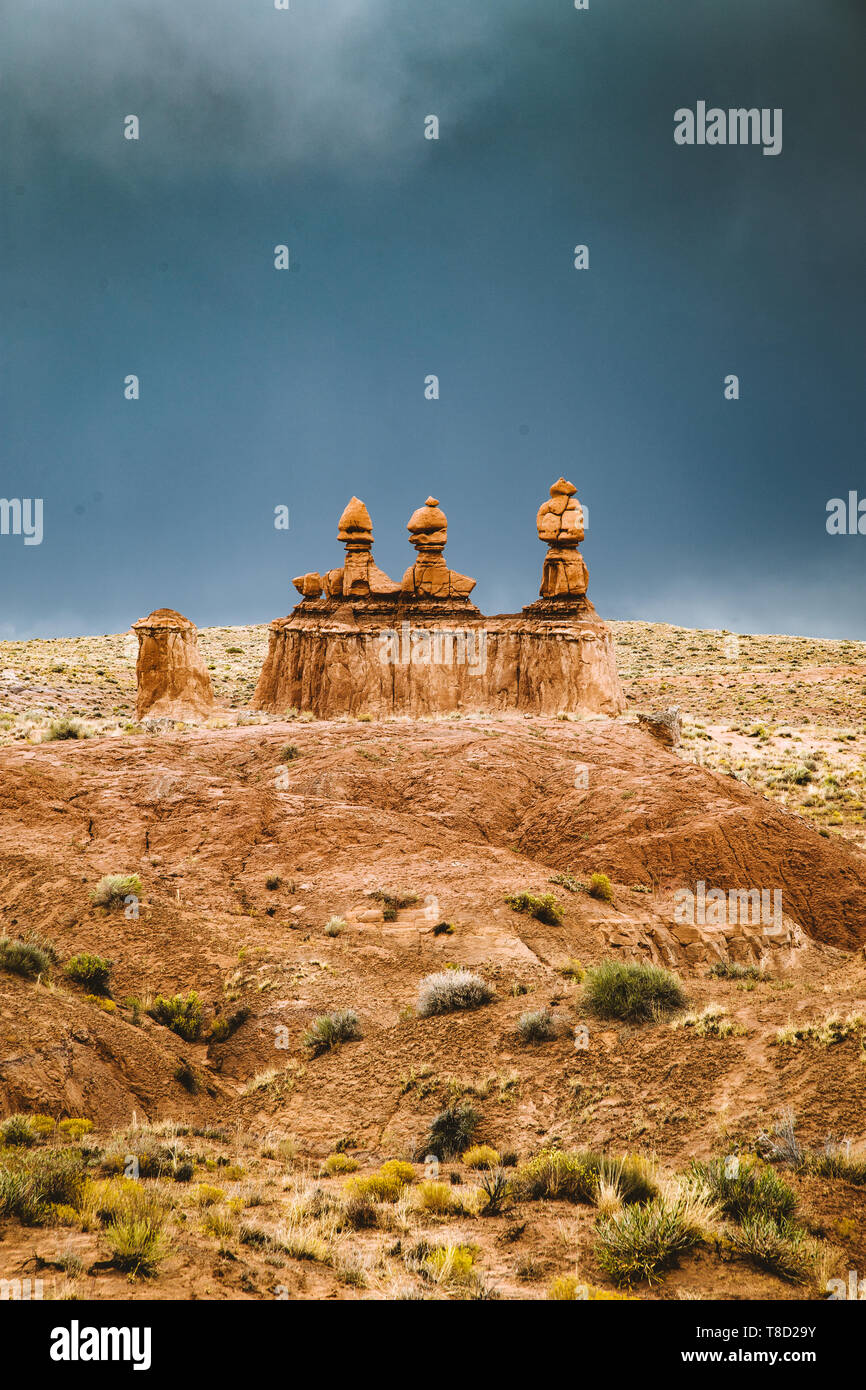 Panoramablick auf den schönen hoodoos Sandstein Felsformationen in Goblin Valley State Park bei einem Sommer Donner, Utah, USA Stockfoto