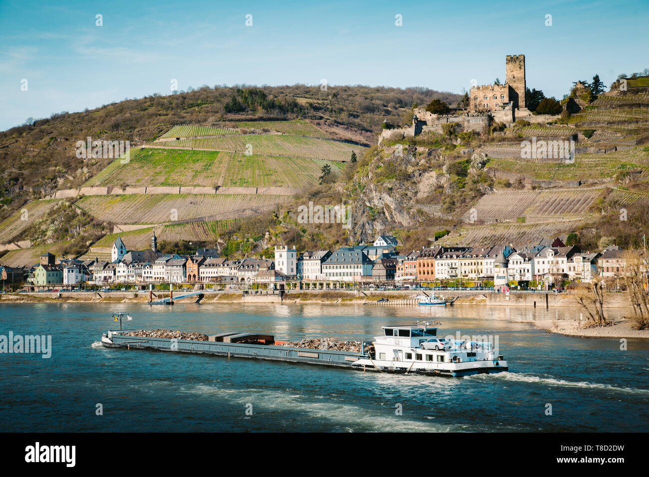 Schöne Sicht auf die historische Stadt Kaub mit der berühmten Burg Pfalzgrafenstein entlang Rhein auf einem malerischen sonnigen Tag mit blauen Himmel im Frühjahr, Rheinla Stockfoto
