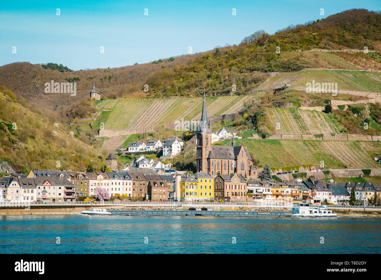 Schöne Aussicht auf die Altstadt von lorchhausen mit berühmten Rhein auf einem malerischen sonnigen Tag mit blauen Himmel im Frühjahr, Rheinland-Pfalz, Deutschland Stockfoto