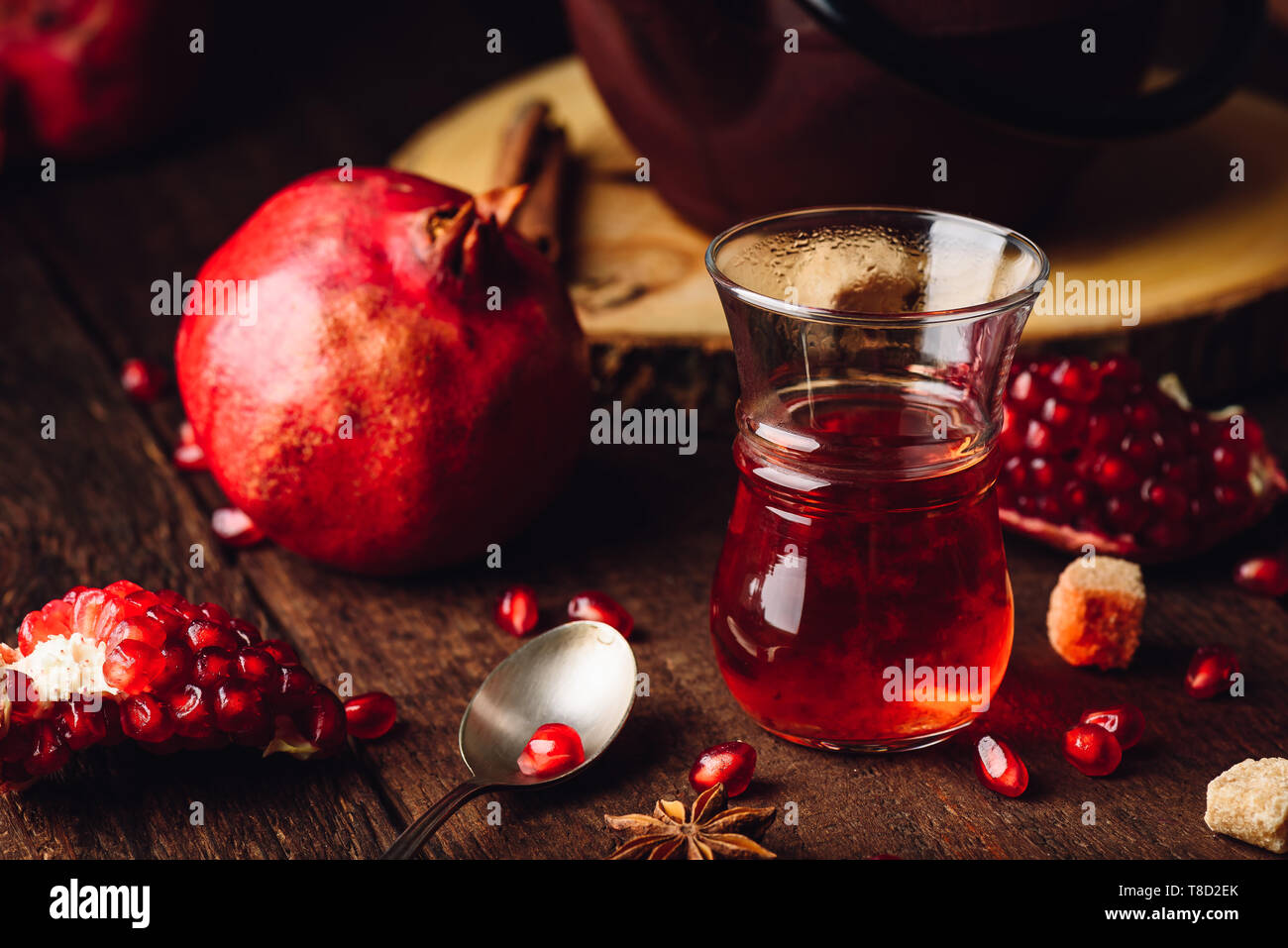 Früchte Tee in armudu Glas mit frischem Granatapfel und einige Gewürze Stockfoto