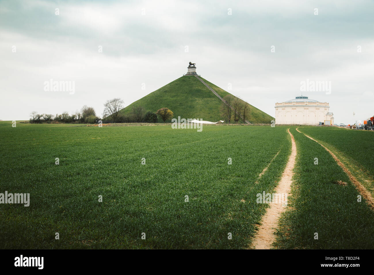 Panorama Blick auf den berühmten Löwen Damm (Butte du Lion) Gedenkstätte, einer konischen künstlichen Hügel, Wallonien, Belgien Stockfoto