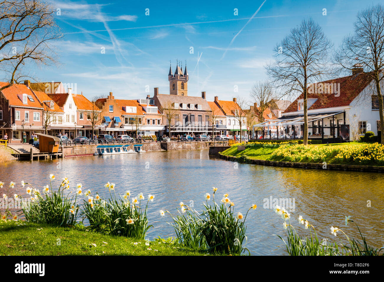 Schöne Sicht auf die historische Stadt Sluis auf einem malerischen sonnigen Tag mit blauen Himmel und Wolken im Frühjahr, Seeländisch Flandern, Niederlande Stockfoto