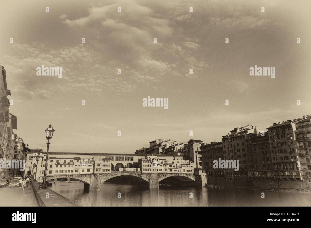 Der Ponte Vecchio, eine mittelalterliche Stein geschlossen - brüstungs Segmentbogen Brücke über den Fluss Arno in Florenz, Italien, bekannt für noch in Läden gebaut Stockfoto