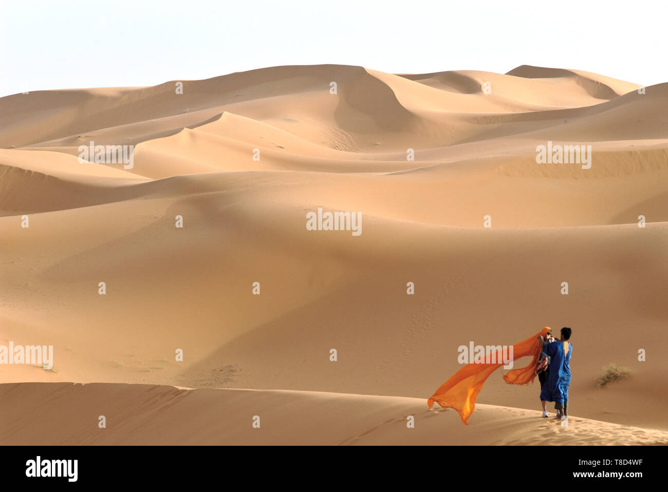 Tuareg helfen Touristen mit Schal in der Wüste Erg Chebbi in Marokko Stockfoto