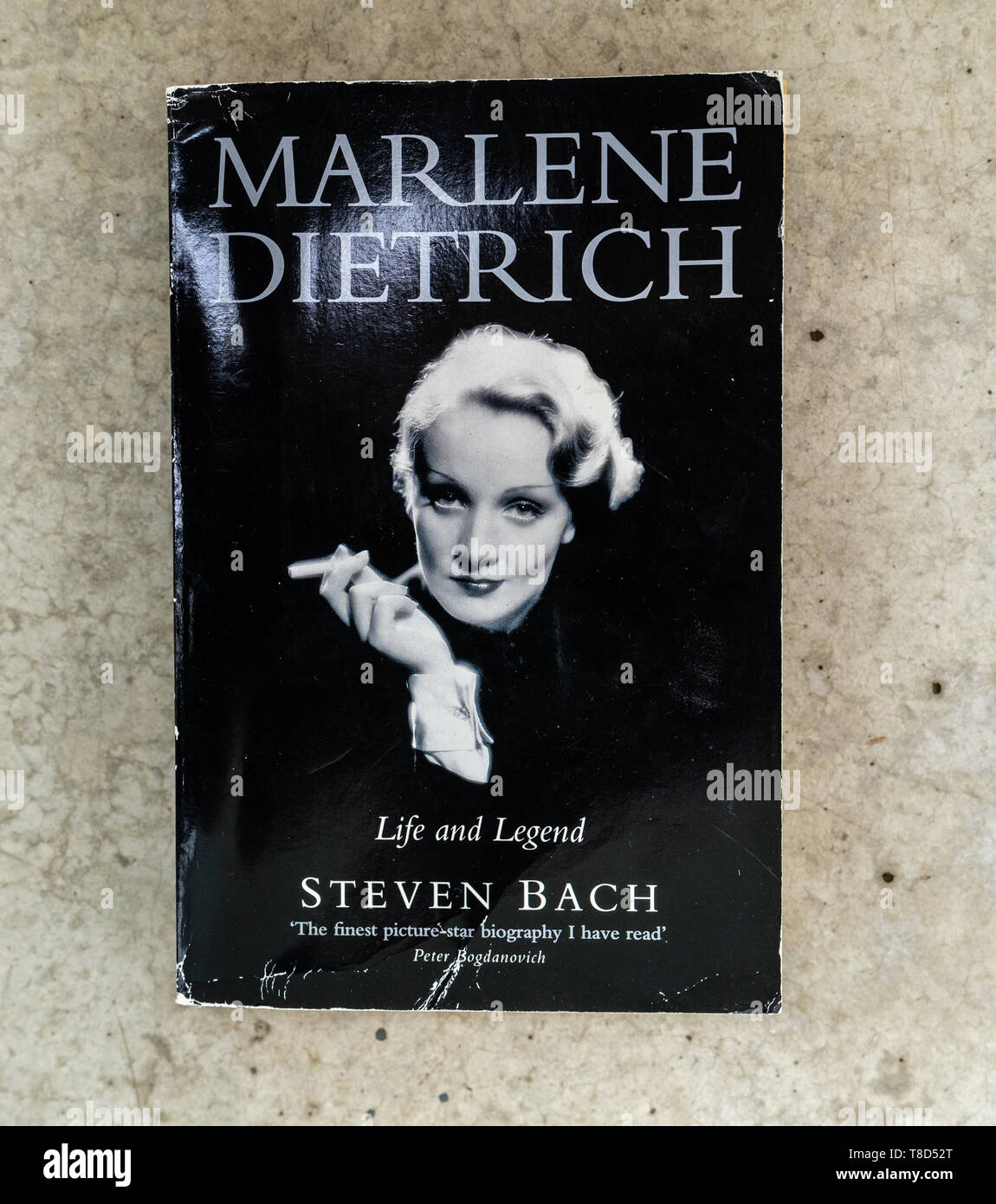 Eine Kopie der "Leben und Legende" eine Biographie des legendären deutschen amerikanische Schauspielerin und Sängerin Marlene Dietrich. Stockfoto