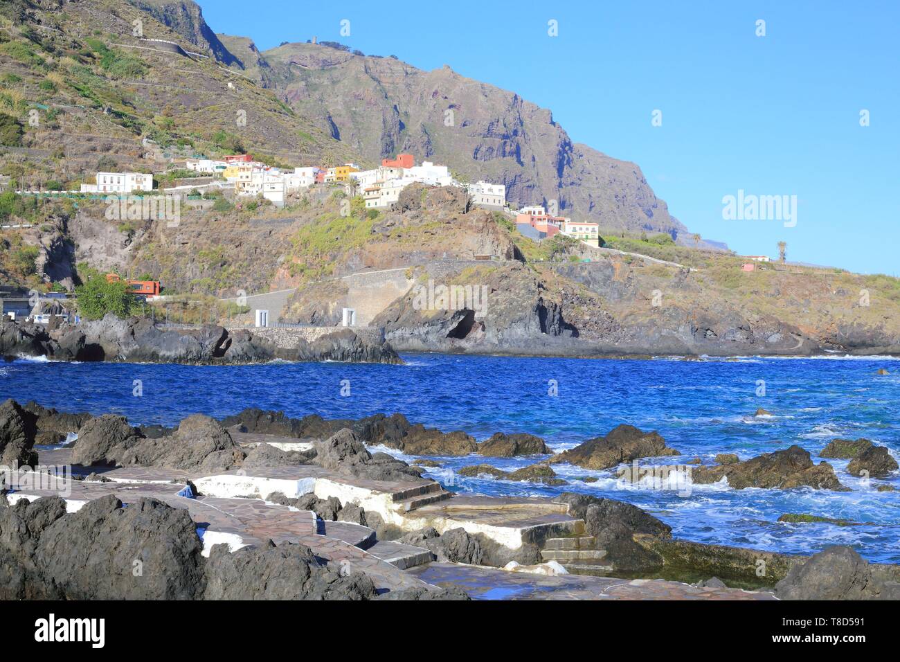 Spanien, Kanarische Inseln, Teneriffa, Provinz Santa Cruz de Tenerife, San Pedro de Daute aus den natürlichen Pools von Garachico gesehen Stockfoto