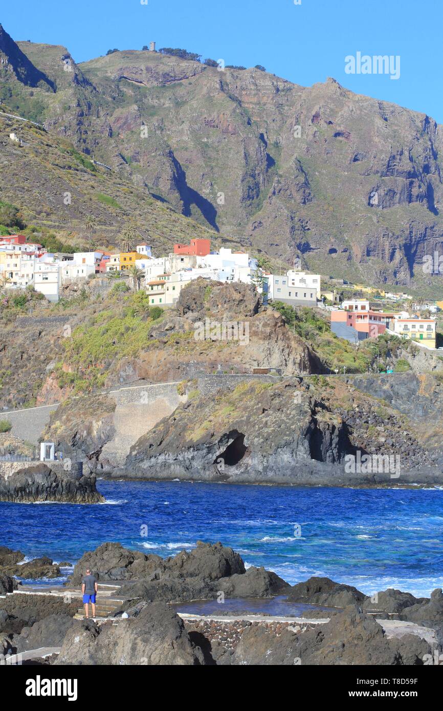 Spanien, Kanarische Inseln, Teneriffa, Provinz Santa Cruz de Tenerife, San Pedro de Daute aus den natürlichen Pools von Garachico gesehen Stockfoto