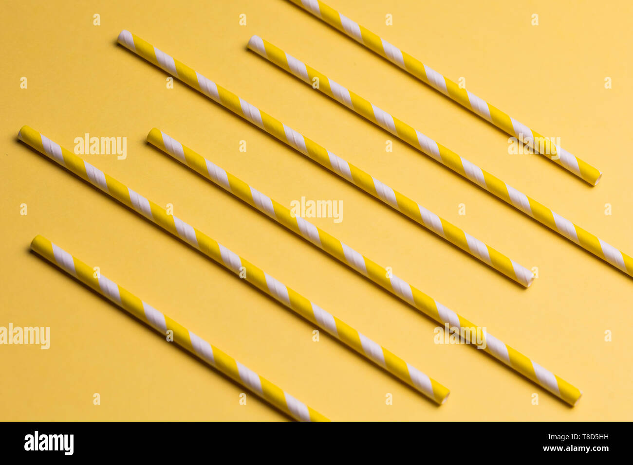 Geometrische Komposition von gelb gestreiften Sticks auf dem gelben Hintergrund. Übungen für das Gehirn, Geist Stockfoto