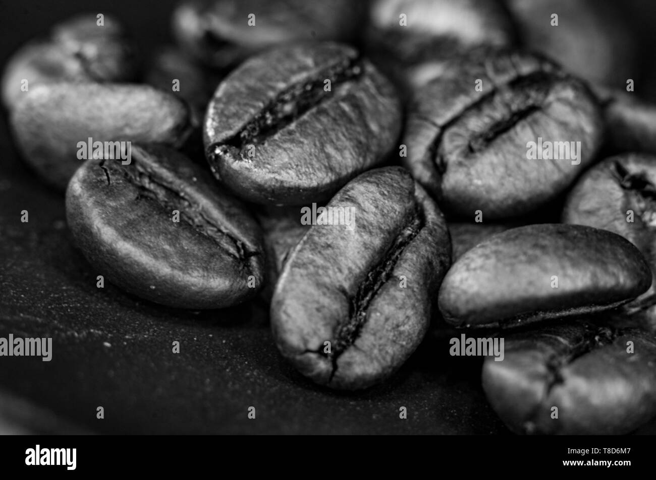 Braun gerösteten Kaffeebohnen auf schwarzem Hintergrund, Nahaufnahme, Makro Stockfoto