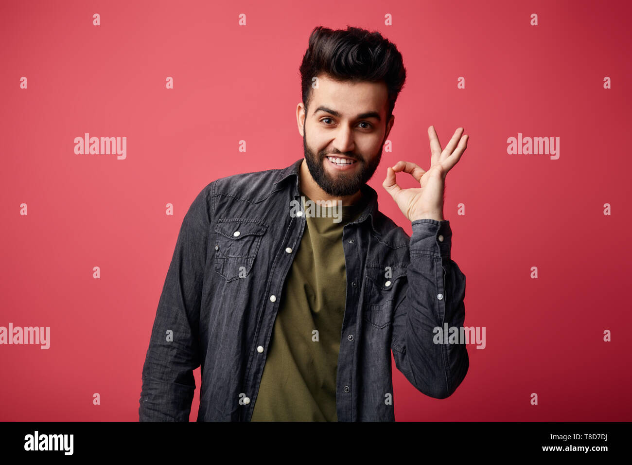 Alles ist OK, positive bärtiger Mann mit OK. bis Foto schliessen. Geste Konzept, isolierte rosa Hintergrund. Mode Stockfoto