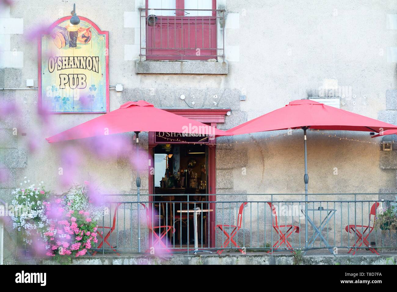 Frankreich, Ille et Vilaine, Redon, Sommerabend auf der Terrasse des's Pub O Hannon Stockfoto