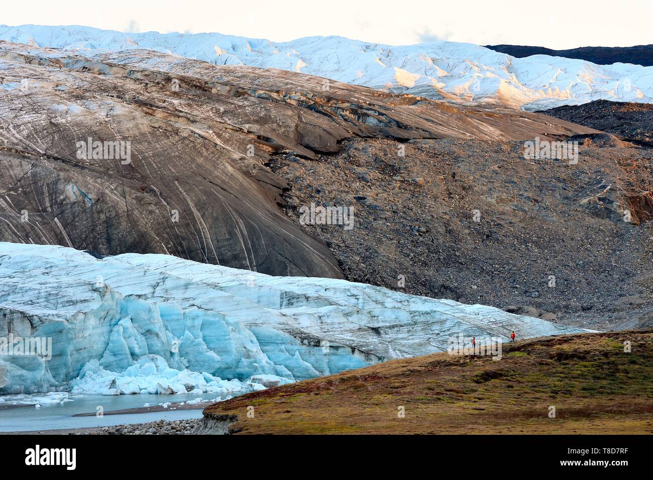 Grönland, Central Western Region in Richtung Kangerlussuaq Bay, Isunngua Highland, das Rentier Glacier (Teil der Russell Gletscher) am Rande der Eiskappe und innerhalb der UNESCO Weltkulturerbe - Nipisat Aasivissuit entfernt und Wanderer Stockfoto