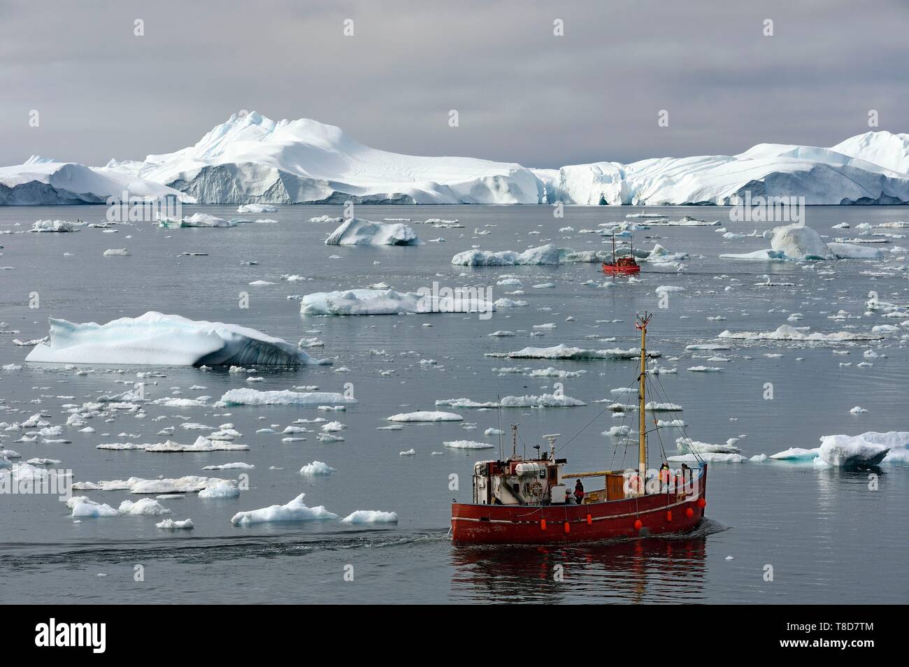 Grönland, Westküste, Diskobucht, Ilulissat Icefjord als Weltkulturerbe von der UNESCO, ist der Mund der Gletscher Sermeq Kujalleq, altes Fischerboot für Eisberg Entdeckung und Whale Watching konvertiert aufgeführt Stockfoto