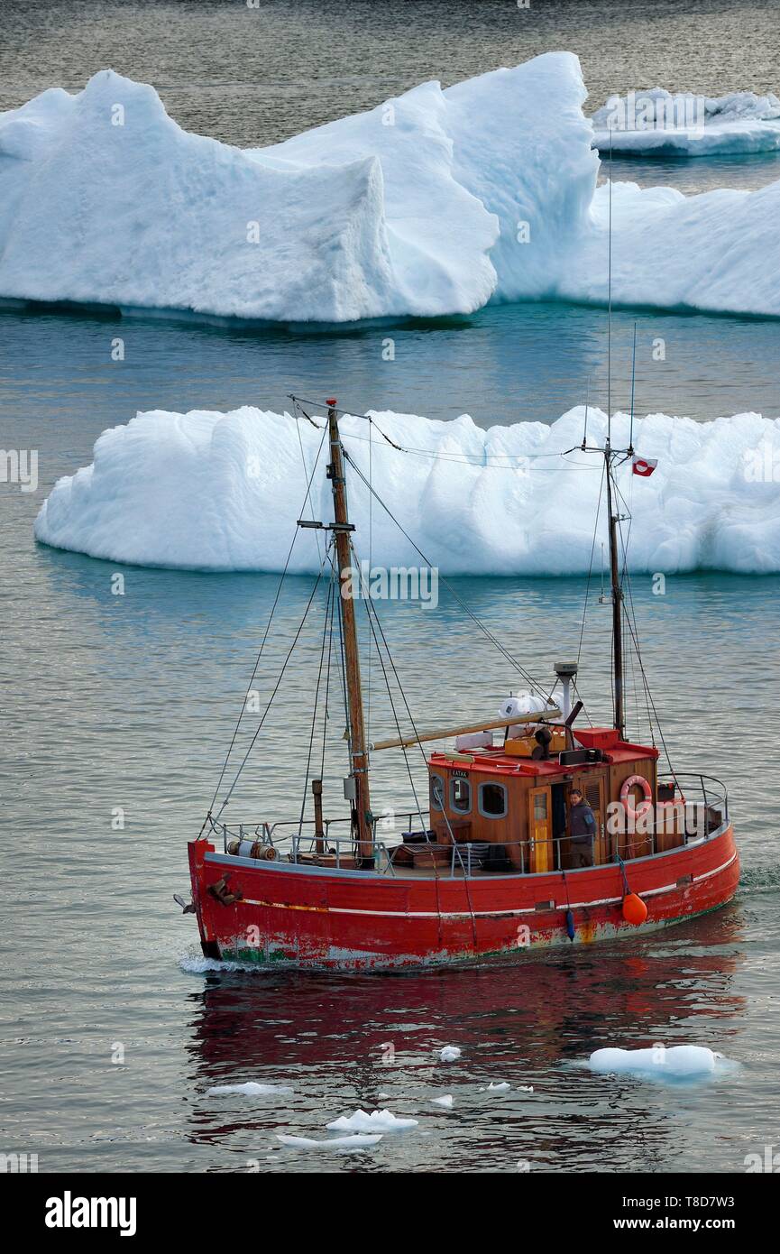 Grönland, Westküste, Diskobucht, Ilulissat, altes Fischerboot und Iceberg Stockfoto