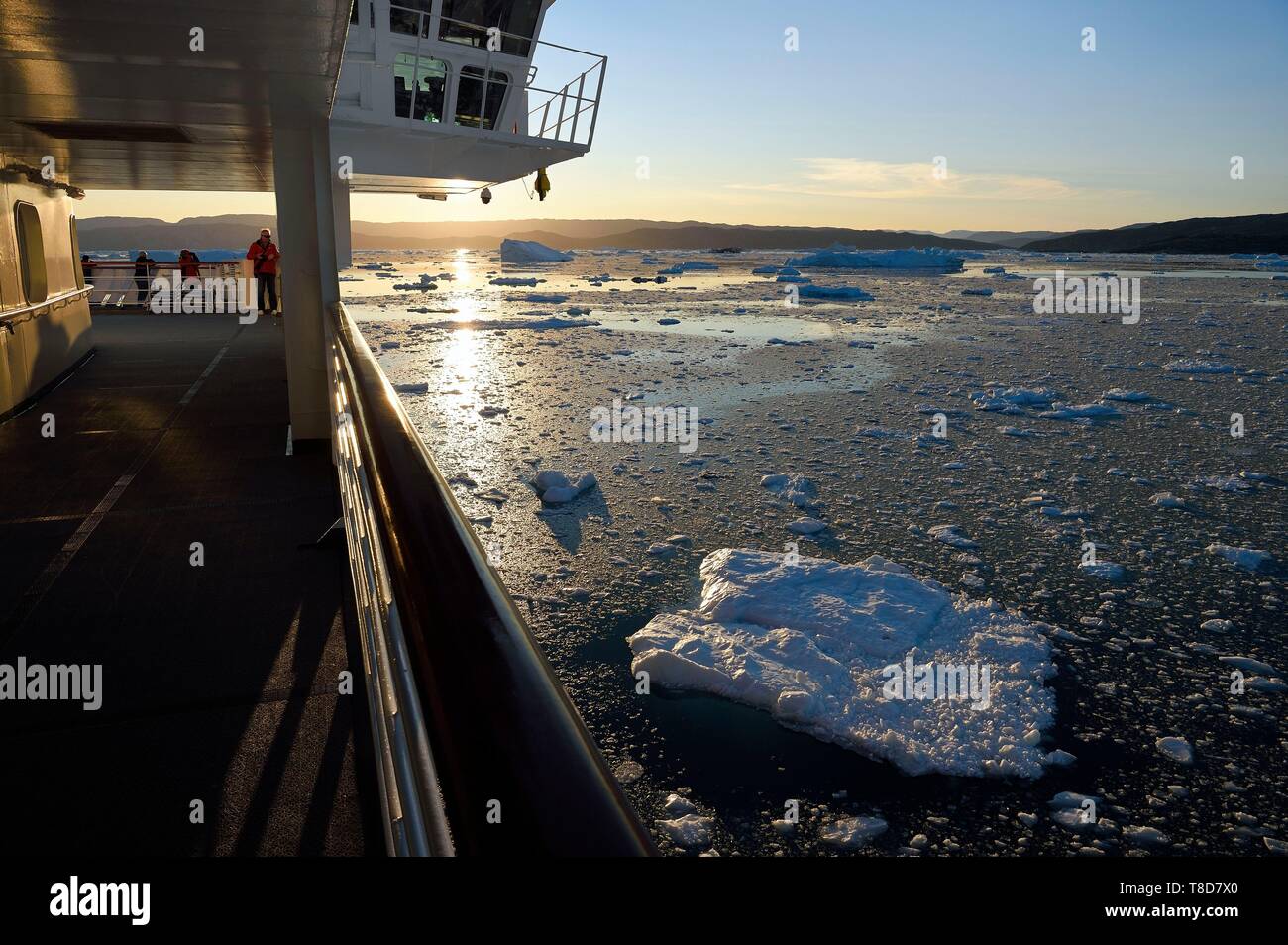 Grönland, Westküste, Diskobucht, Hurtigruten MS Fram Kreuzfahrtschiff bewegt sich zwischen Eisbergen in Quervain Bay Stockfoto