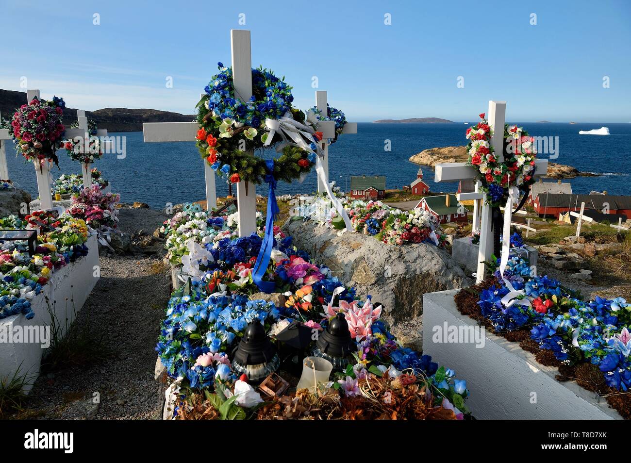 Grönland, Westküste, Baffin Bay, Upernavik, der Friedhof, die Särge werden auf der Oberfläche platziert und dann mit Steinen oder Zement, der Boden kann nicht gegraben, die Gräber werden dann mit künstlichen Blumen geschmückt Stockfoto