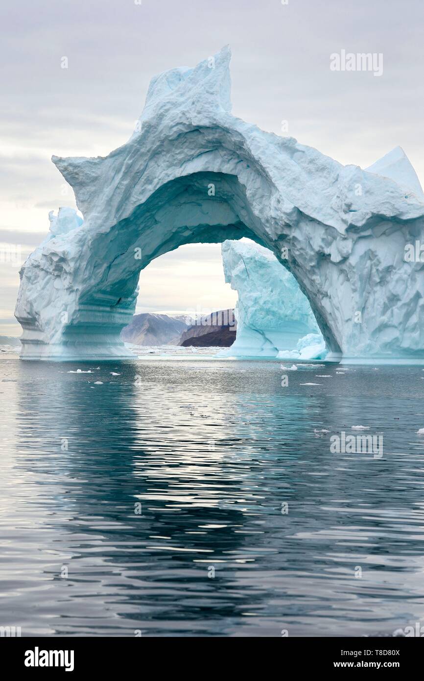 Grönland, Nordwestküste, Baffin Meer, inglefield Fjord in Richtung Qaanaaq, Eisbergs bilden einen Bogen Stockfoto