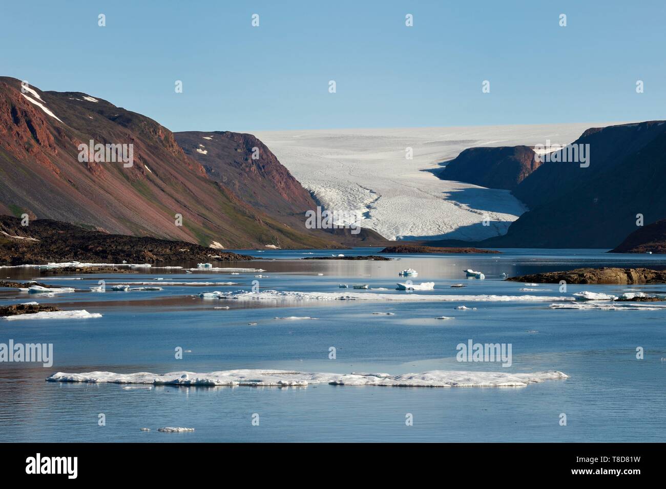 Grönland, Nordwestküste, Smith Sound im Norden von Baffin Bay, inglefield Land, Ort der Etah in Foulke Fjord, heute verlassenen Inuit Camp, die als Basis für mehrere Polarexpeditionen, Bruder John Gletscher und das Eis im Hintergrund serviert. Stockfoto