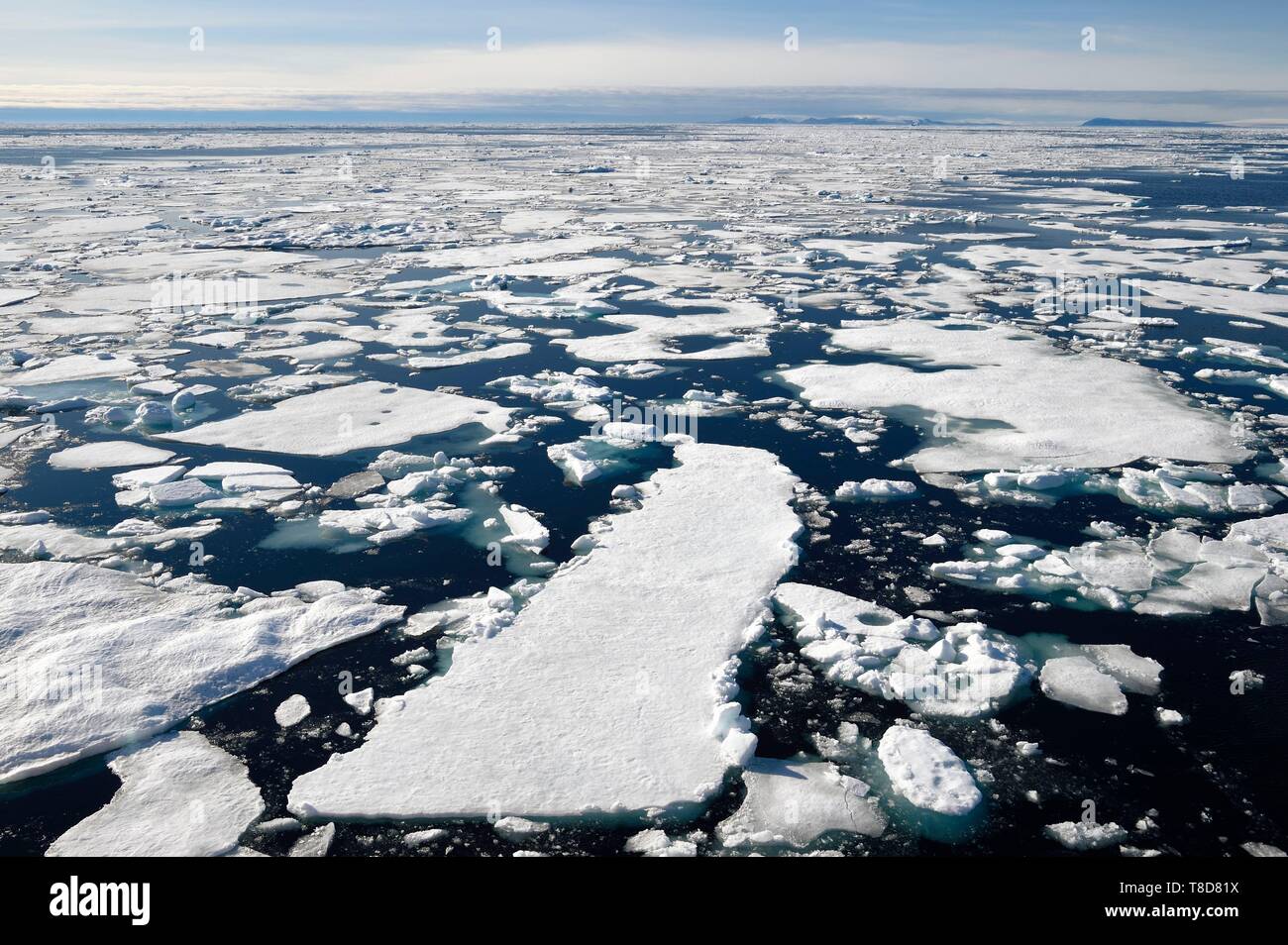 Grönland, Nordwestküste, Smith Sound im Norden von Baffin Bay, abgebrochene Teile des Arktischen Meereises und der kanadischen Küste von Ellesmere Island im Hintergrund Stockfoto