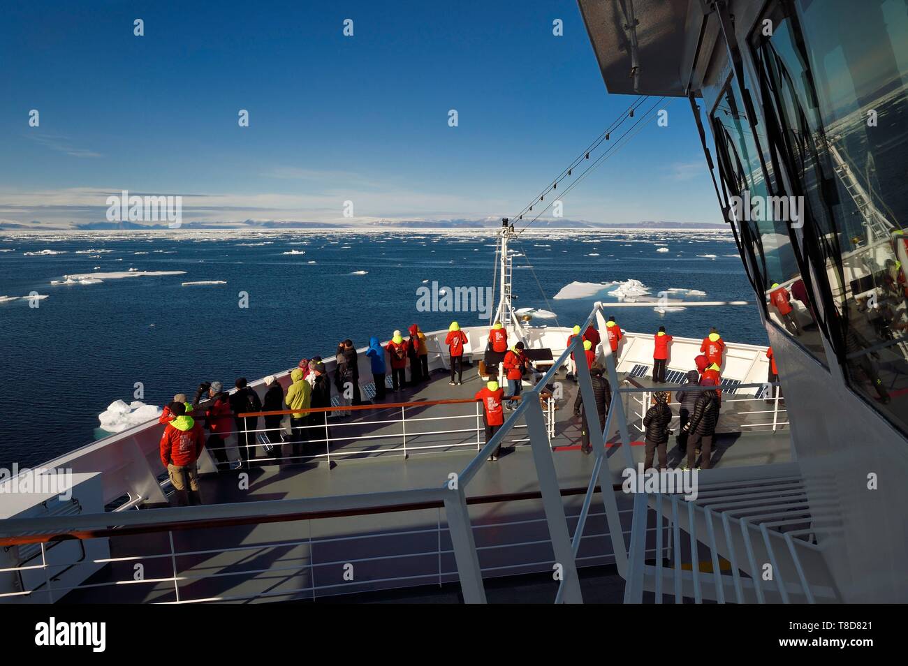 Grönland, Nordwestküste, Smith Sound im Norden von Baffin Bay, MS Fram wasserbecher Schiff von Hurtigruten neben dem arktischen Eis in Richtung der kanadischen Küste von Ellesmere Island entwickelt Stockfoto