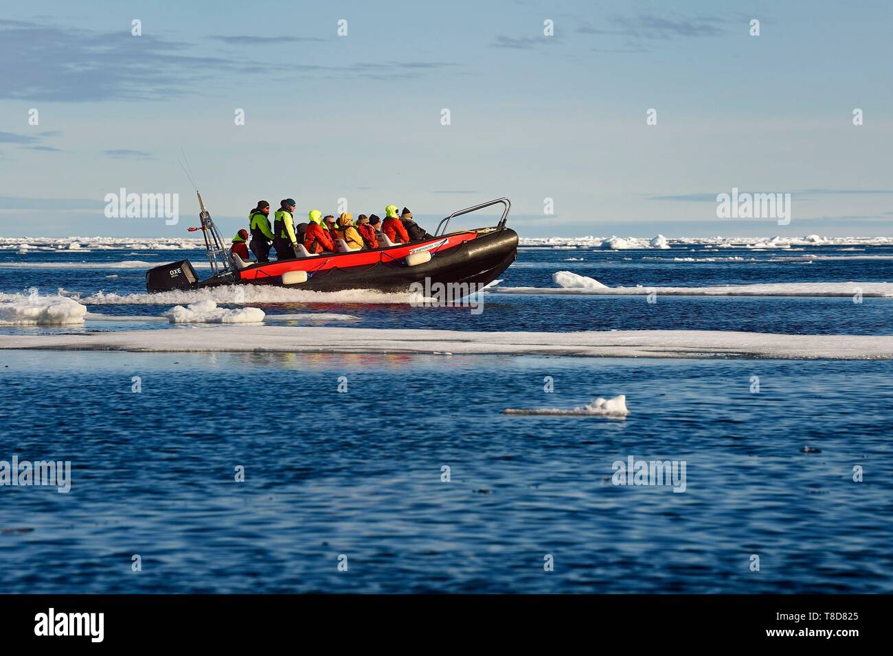 Grönland, Nordwestküste, Smith Sound im Norden von Baffin Bay, abgebrochene Teile des Arktischen Meereises und die Erforschung PolarCirkel Boot (zodiac) der MS Fram wasserbecher Schiff von Hurtigruten Stockfoto