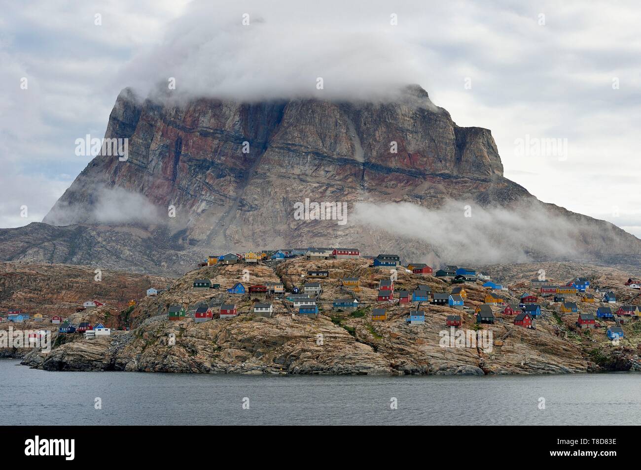 Grönland, Westküste, die Stadt von Uummannaq dominiert von Mount Uummannaq, steigt auf 1170 m Stockfoto