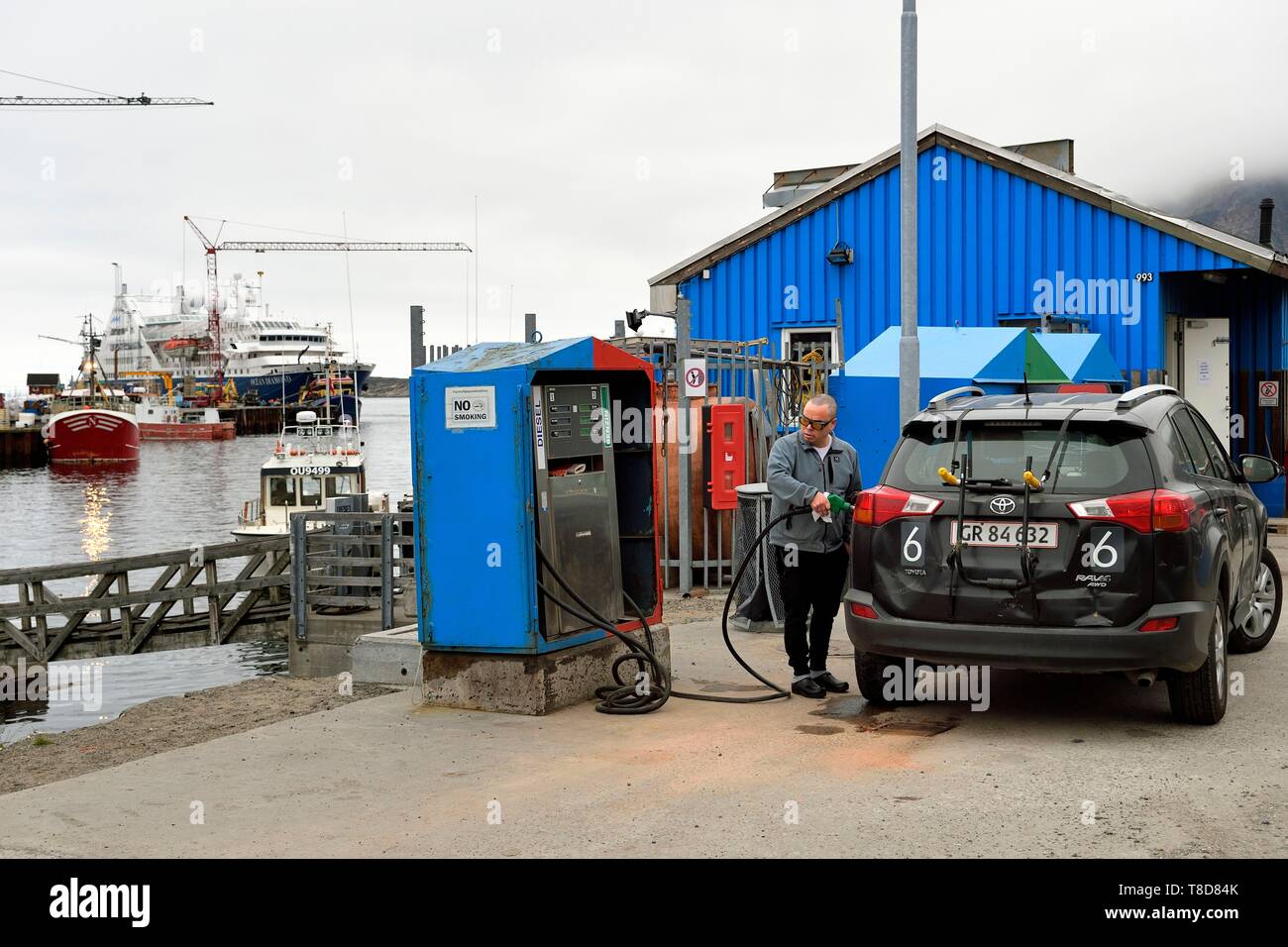 Grönland, Central Region West, (ehemals Sisimiut Holsteinsborg), man befüllen Tank seines Autos an der Tankstelle auf dem Port Stockfoto